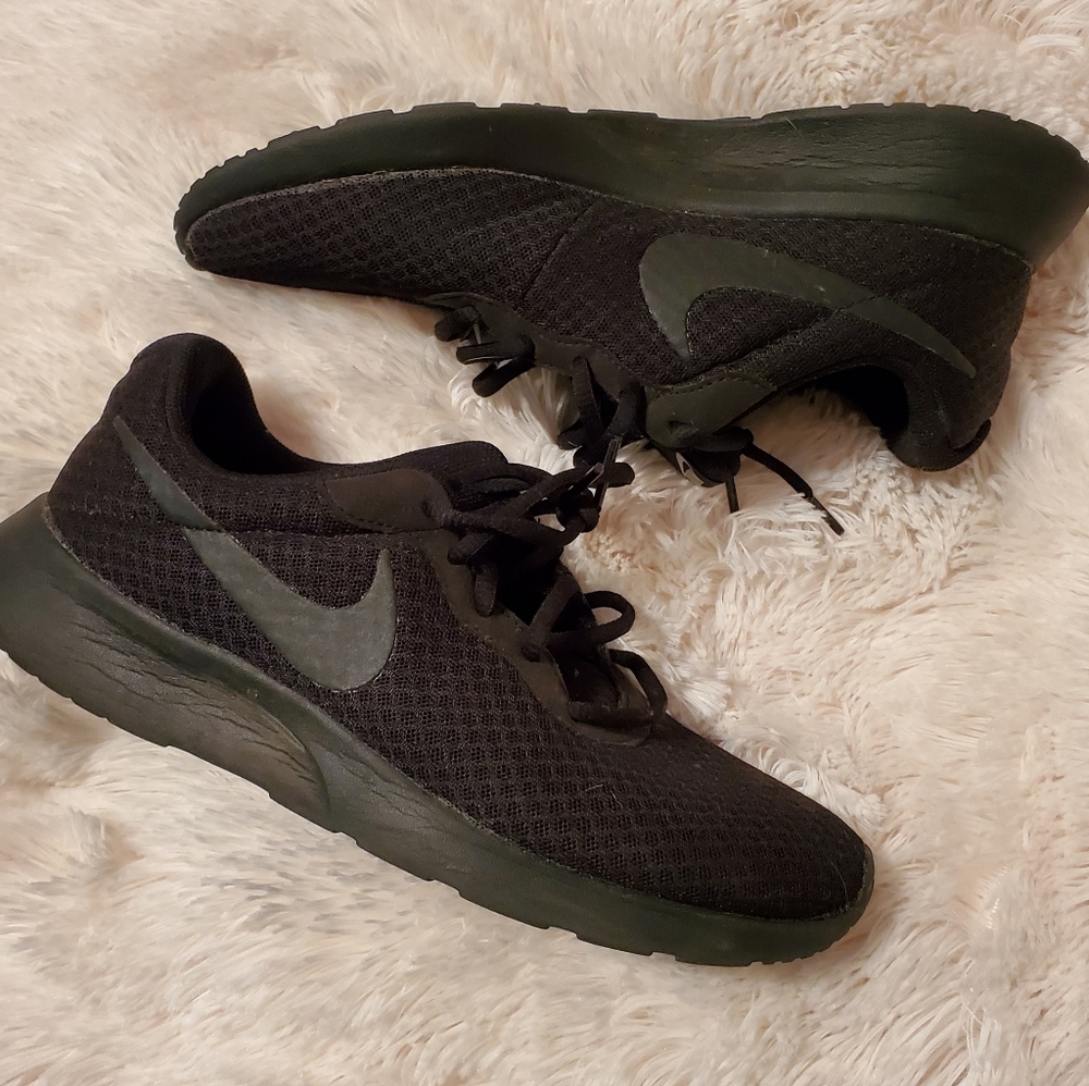 All black Nike Tanjun shoes
